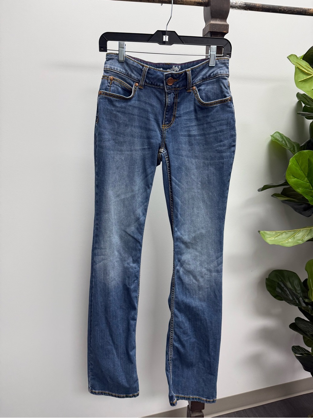 Wrangler Women's Blue Straight-Leg Jeans size 5/6x36.